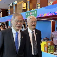 2026海峽兩岸社團交流節7日在北京舉行開幕式,約有500多名台灣民眾參加交流。前國民黨副主席夏立言(右1)與海協會會長張志軍(右2)視察攤位。(中央社) 2026海峽兩岸社團交流節7日在北京舉行開幕式,約有500多名台灣民眾參加交流。前國民黨副主席夏立言(右1)與海協會會長張志軍(右2)視察攤位。(中央社)