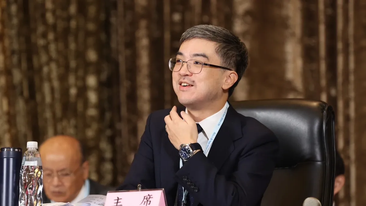 南山人壽董事長尹崇堯昨(19)日主持公司股東常會,指示幹部誠懇答覆員工股東的專業提問。(南山人壽提供)