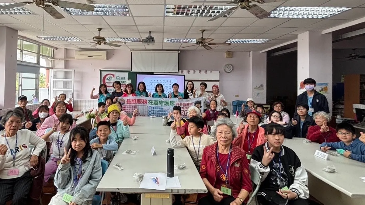 嘉義縣府推動老幼共學,透過在地觀光景點與在地美食,結合閩南語,讓老幼認識竹崎。(圖/嘉義縣政府衛生局提供) 嘉義縣府推動老幼共學,透過在地觀光景點與在地美食,結合閩南語,讓老幼認識竹崎。(圖/嘉義縣政府衛生局提供)