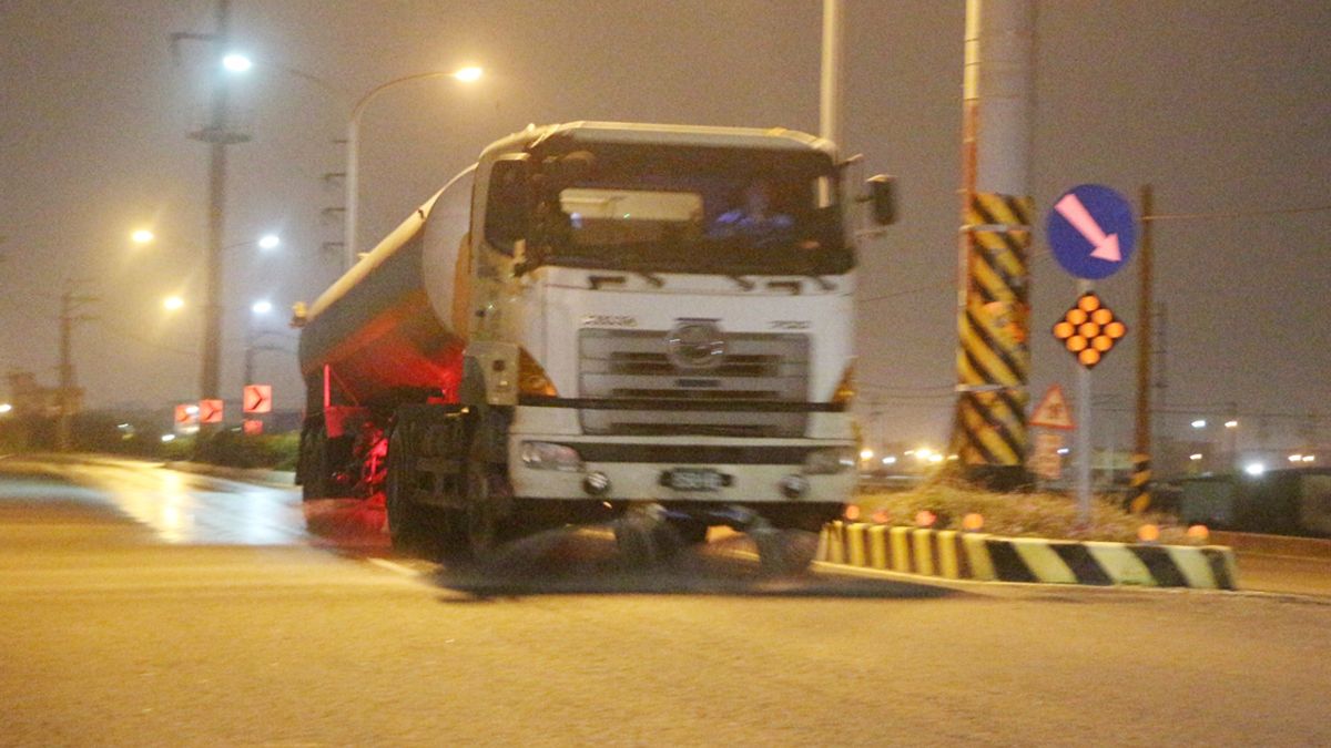 高雄市環保局於凌晨執行洗街作業。(圖/高雄市環保局提供) 高雄市環保局於凌晨執行洗街作業。(圖/高雄市環保局提供)