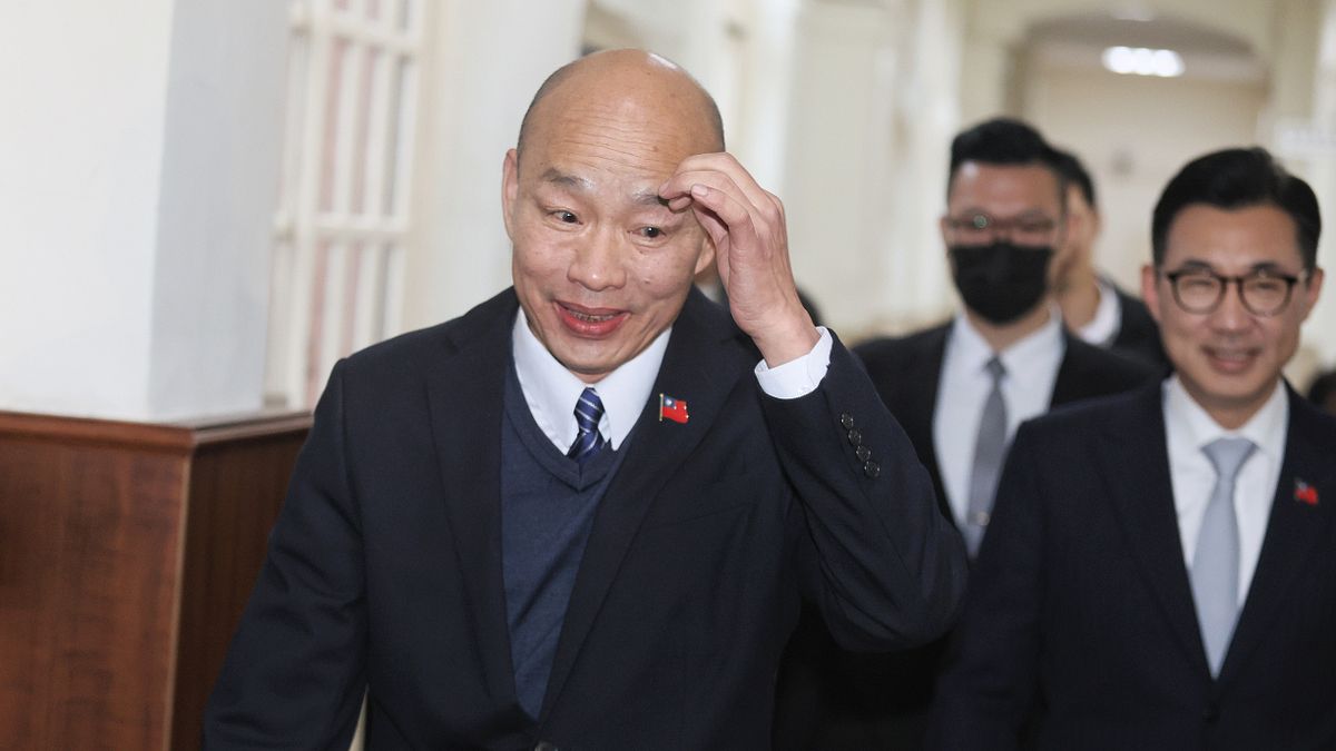 立法院長韓國瑜與政院就總預算召開協商,受到藍軍質疑「讓太多」,不過韓國瑜也明白他的作法其實是夾心餅乾,兩面不討好。(資料照,柯承惠攝) 立法院長韓國瑜與政院就總預算召開協商,受到藍軍質疑「讓太多」,不過韓國瑜也明白他的作法其實是夾心餅乾,兩面不討好。(資料照,柯承惠攝)