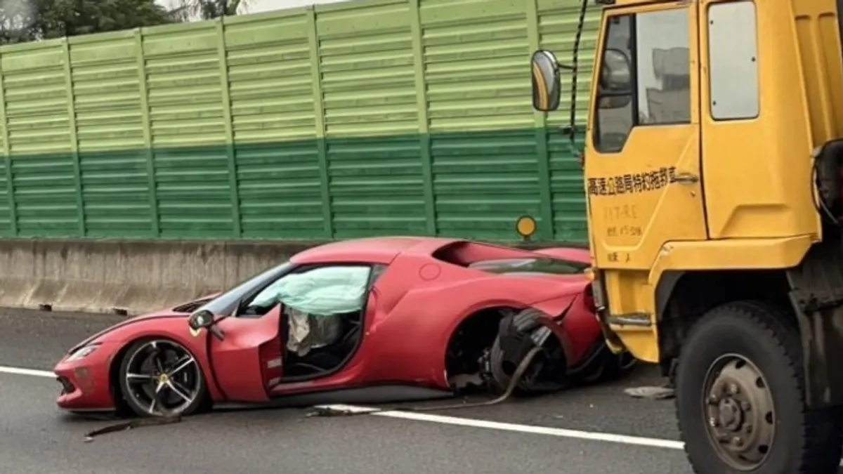 一輛法拉利今在國道發生自撞,駕駛是允強實業第3代接班人。(圖/翻攝自記者爆料網) 一輛法拉利今在國道發生自撞,駕駛是允強實業第3代接班人。(圖/翻攝自記者爆料網)