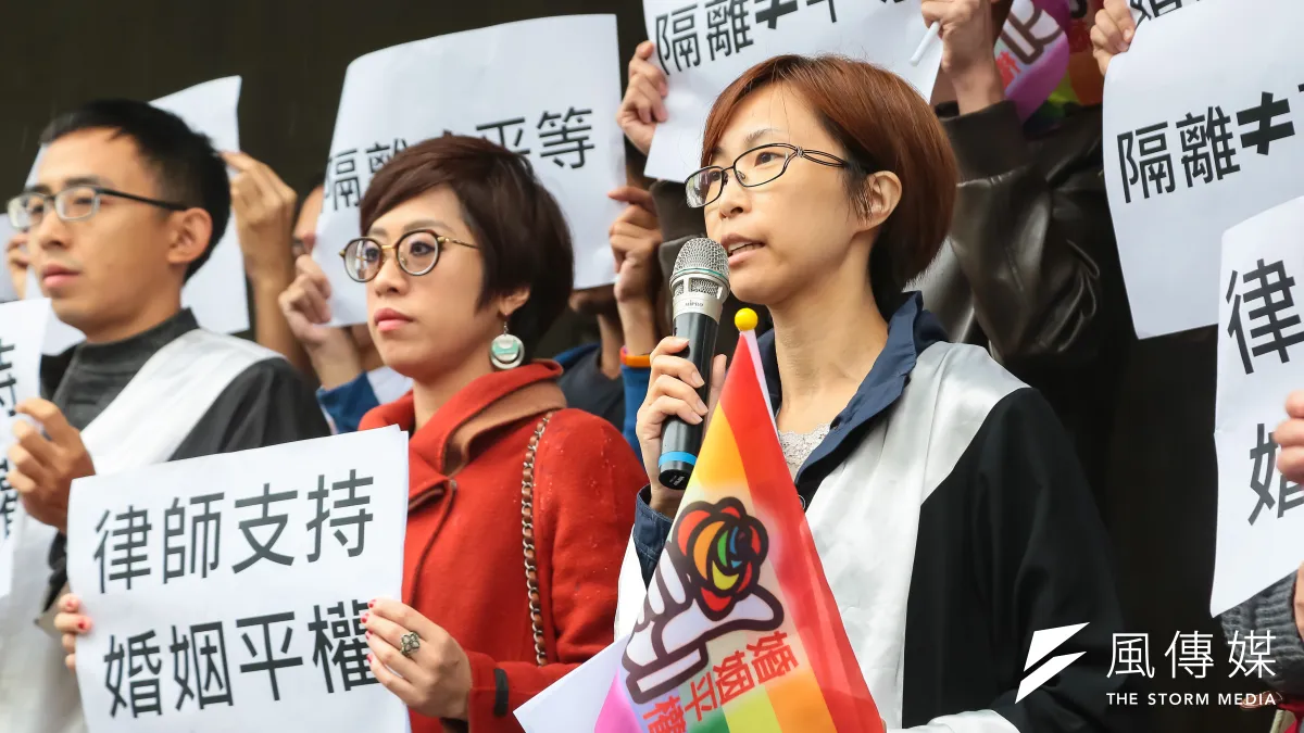 站在法官立場,婚姻平權該修民法遠勝過新訂伴侶法。(圖為民間司法改革基金會副執行長陳雨凡律師支持修民法/顏麟宇攝)