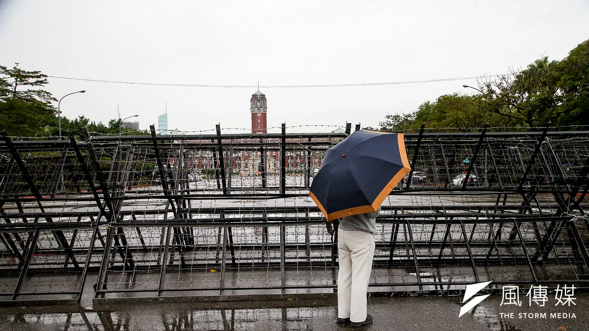 為抗議勞基法修惡,時代力量立委從5日開始到總統府前靜坐禁食。為防止時力號召群眾上街頭,警方利用拒馬封鎖凱道周邊,但有網友在PTT上砲轟,蔡英文政府為修惡勞基法,畫下有史以來最大禁制區!(資料照,陳明仁攝) 為抗議勞基法修惡,時代力量立委從5日開始到總統府前靜坐禁食。為防止時力號召群眾上街頭,警方利用拒馬封鎖凱道周邊,但有網友在PTT上砲轟,蔡英文政府為修惡勞基法,畫下有史以來最大禁制區!(資料照,陳明仁攝)