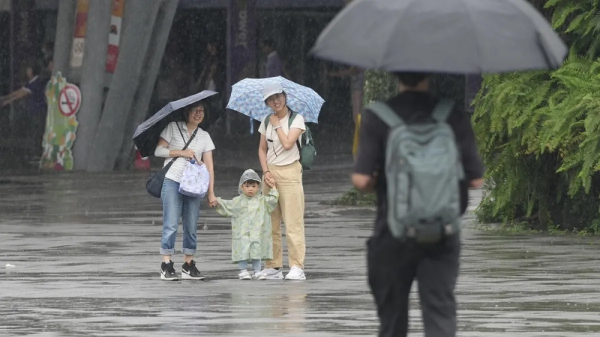 氣象署提醒,周六(15日)西南風增強南部需防短延時豪雨,周一(17日)起受大低壓帶影響全台降雨機率高,且周四至周六(13至15日)適逢年度大潮,沿海低窪地區應防淹水。(圖/中央社)