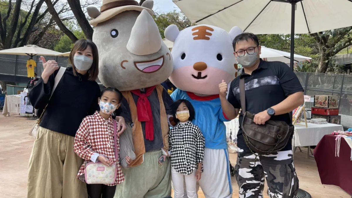 民眾與壽Q家族合影。(圖/高市觀光局提供)