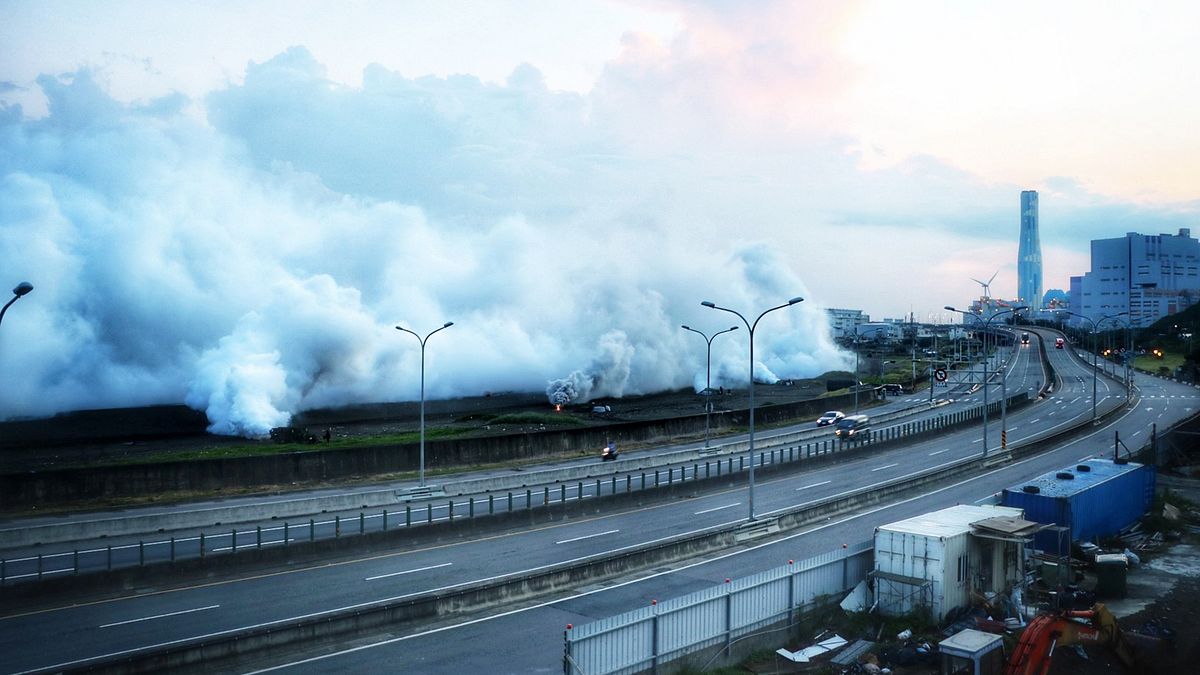 33化兵群煙幕營日前實施發煙作業,官兵操作渦輪發煙機,以煙幕涵蓋目標區,防護重要目標,展現精實訓練成果。(取自中華民國陸軍臉書) 33化兵群煙幕營日前實施發煙作業,官兵操作渦輪發煙機,以煙幕涵蓋目標區,防護重要目標,展現精實訓練成果。(取自中華民國陸軍臉書)