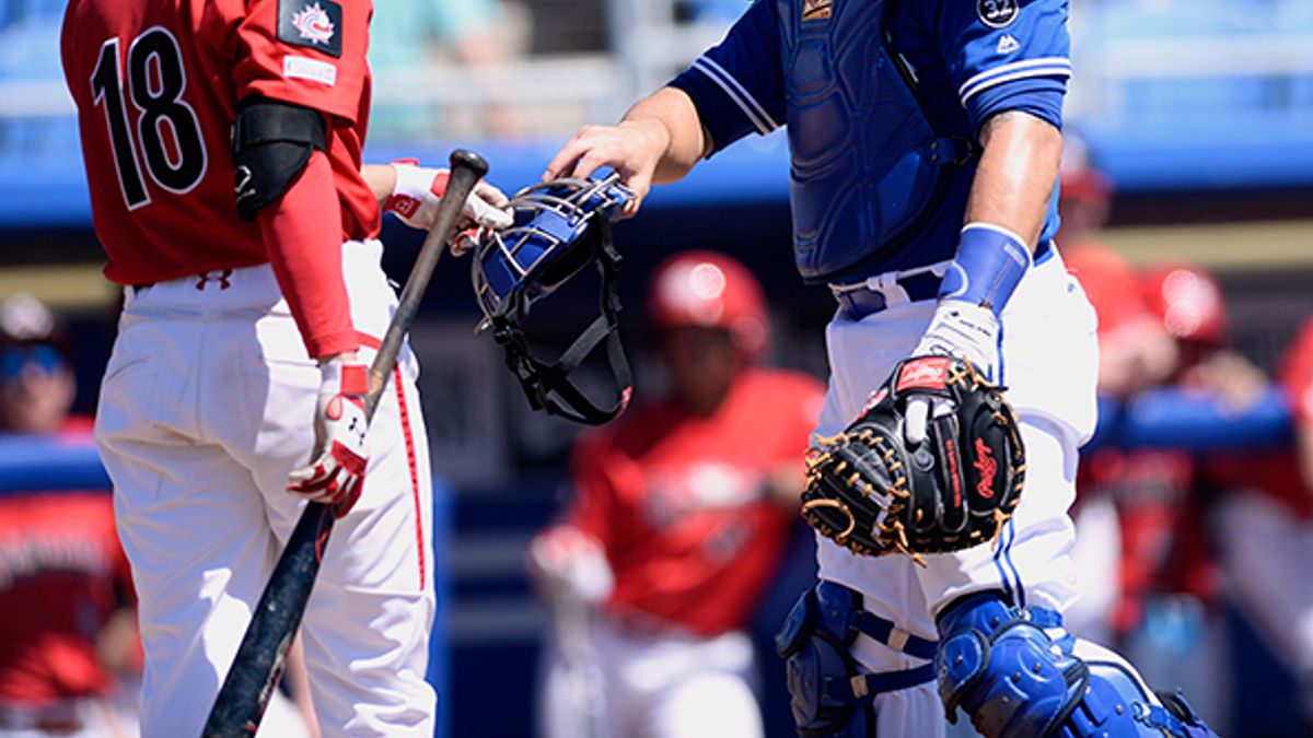 藍鳥捕手昨天對上費城人的比賽為了接殺內野高飛球而跌倒,站起來又勾到護欄2次倒地。(美聯社) 藍鳥捕手昨天對上費城人的比賽為了接殺內野高飛球而跌倒,站起來又勾到護欄2次倒地。(美聯社)