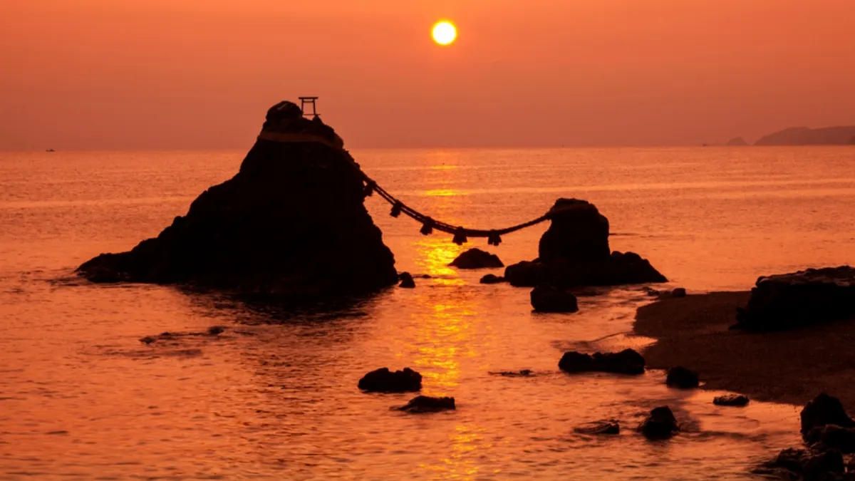 傳說夫妻岩是祭祀猿田彥大神的興玉神石和天照大神的鳥居,也是神靈居住的聖地。(圖/Zekkei Japan) 傳說夫妻岩是祭祀猿田彥大神的興玉神石和天照大神的鳥居,也是神靈居住的聖地。(圖/Zekkei Japan)