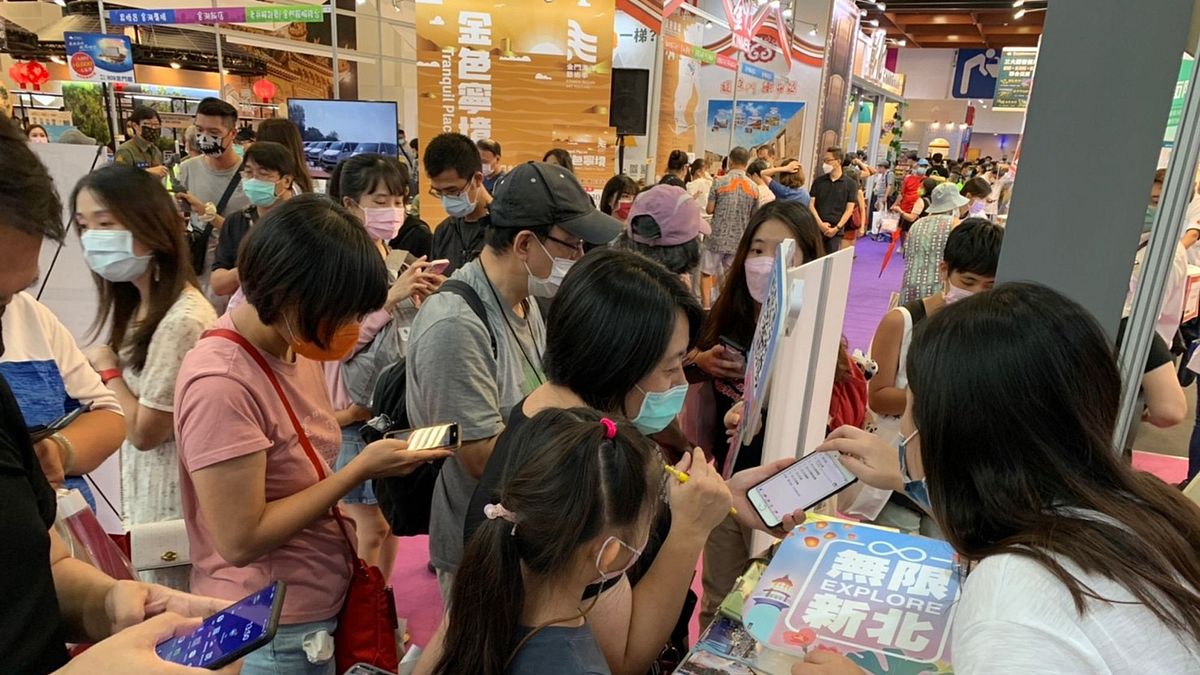 市民擠爆「EXPLORE無限新北」「新北館」,爭相探索新北無限之美。(圖/新北市觀旅局提供) 市民擠爆「EXPLORE無限新北」「新北館」,爭相探索新北無限之美。(圖/新北市觀旅局提供)