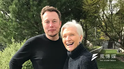 梅伊與大兒子伊隆,作者認為,很多人因為生性害羞所以不敢開口提出要求,但其實很多事情都得要自己爭取才能獲得機會。(圖/由Maye Musk提供)