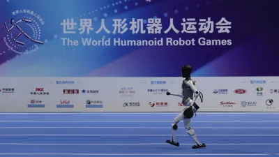 2025年8月15日,中國北京舉行的世界人形機器人運動會上,一台機器人參加賽跑比賽。(美聯社)