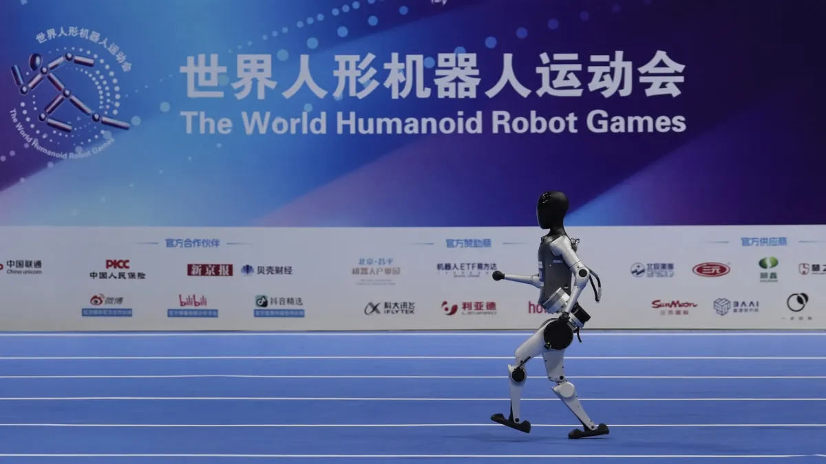 2025年8月15日,中國北京舉行的世界人形機器人運動會上,一台機器人參加賽跑比賽。(美聯社)