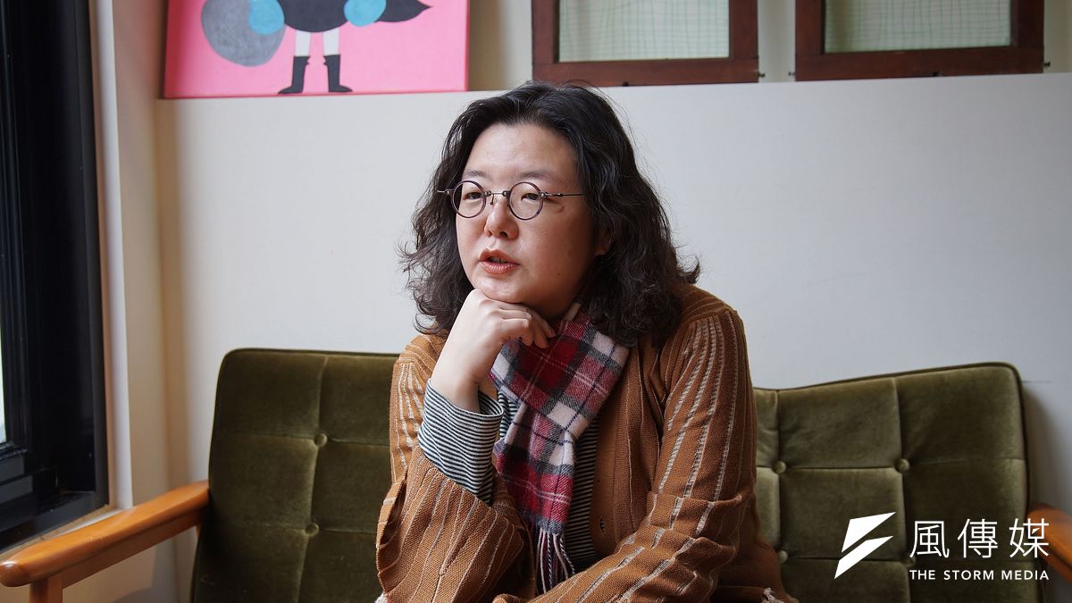 香港自2019年中開始經歷大規模示威的反送中運動,香港文學館在2000年出版的《我香港,我街道》,集結54位作家對於香港街道的記憶。作家鄧小樺10日接受《風傳媒》專訪時表示,人們對生活空間的記憶,同時也是反抗的基底。(盧逸峰攝) 香港自2019年中開始經歷大規模示威的反送中運動,香港文學館在2000年出版的《我香港,我街道》,集結54位作家對於香港街道的記憶。作家鄧小樺10日接受《風傳媒》專訪時表示,人們對生活空間的記憶,同時也是反抗的基底。(盧逸峰攝)