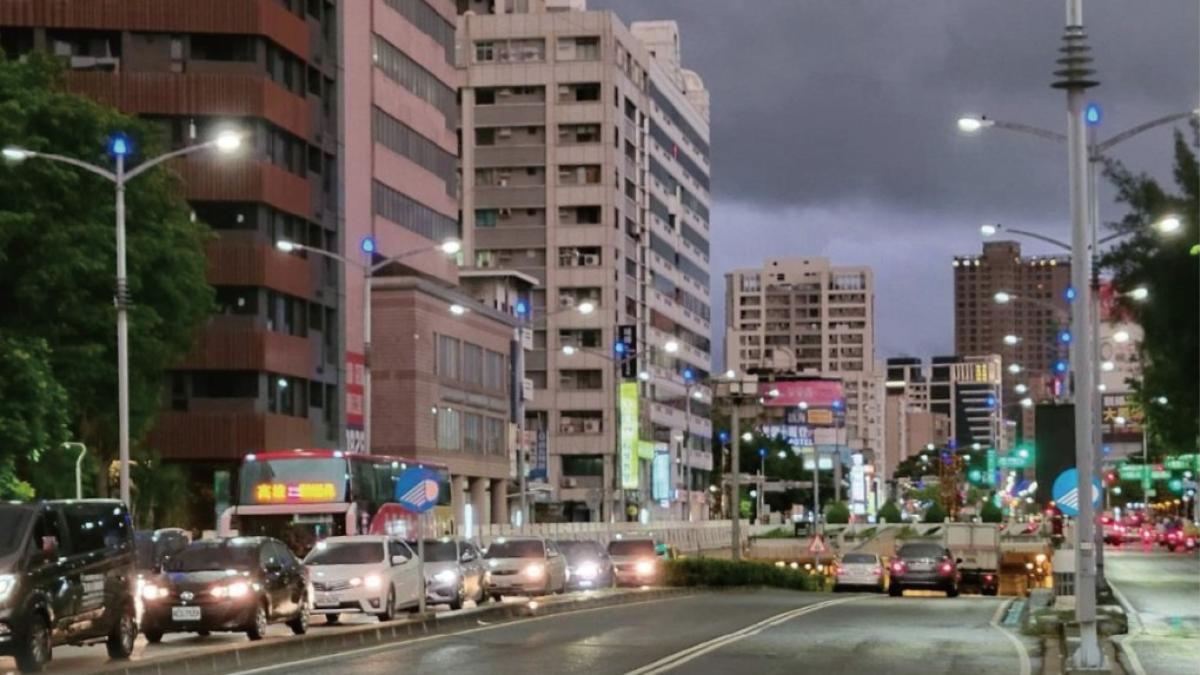 中正地下道東向外側快車道封閉13小時 水利局進行抽水井旁鋪面修補清理作業