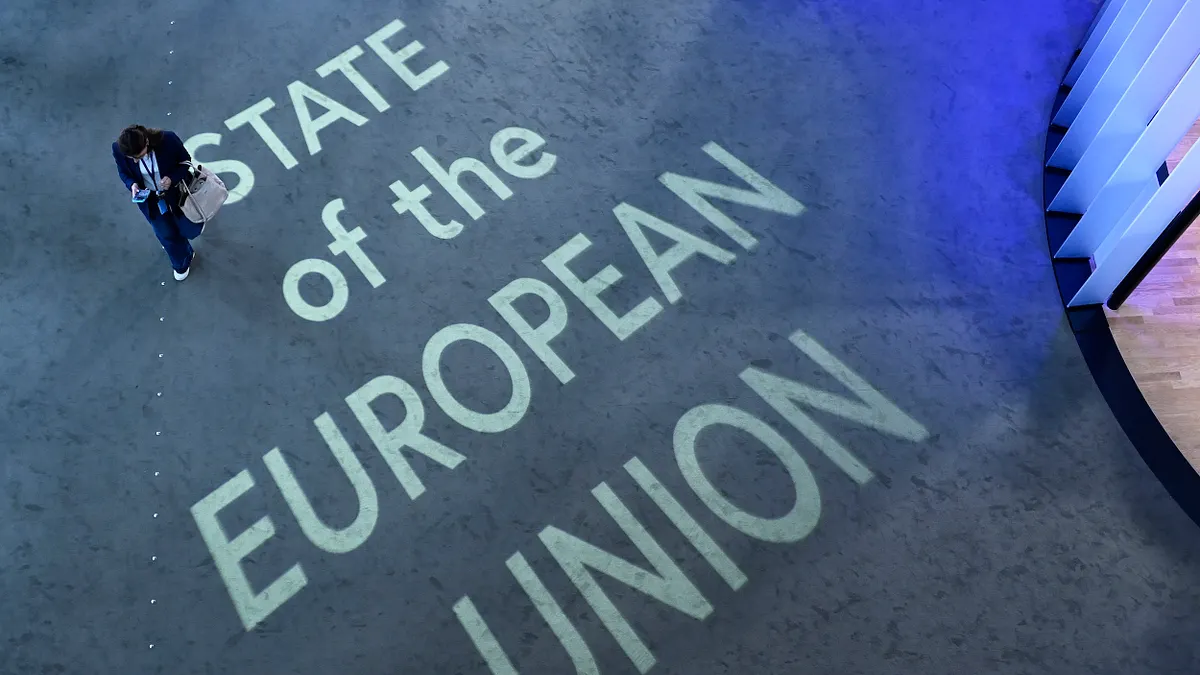 2025年9月10日,法國東部史特拉斯堡,歐洲議會內,一名媒體工作者走過印有「歐盟國情咨文」標誌的地板圖樣。(美聯社) 2025年9月10日,法國東部史特拉斯堡,歐洲議會內,一名媒體工作者走過印有「歐盟國情咨文」標誌的地板圖樣。(美聯社)