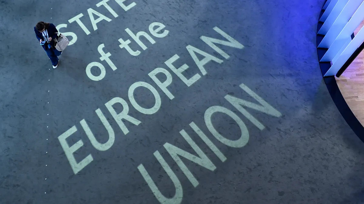 2025年9月10日,法國東部史特拉斯堡,歐洲議會內,一名媒體工作者走過印有「歐盟國情咨文」標誌的地板圖樣。(美聯社) 2025年9月10日,法國東部史特拉斯堡,歐洲議會內,一名媒體工作者走過印有「歐盟國情咨文」標誌的地板圖樣。(美聯社)