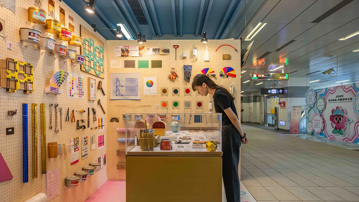 「新北製造:打開城市工廠」10月1日至11月2日於捷運環狀線中原站推出靜態特展,呈現新北工業的歷史脈絡與未來發展。(圖/新北市政府文化局) 「新北製造:打開城市工廠」10月1日至11月2日於捷運環狀線中原站推出靜態特展,呈現新北工業的歷史脈絡與未來發展。(圖/新北市政府文化局)