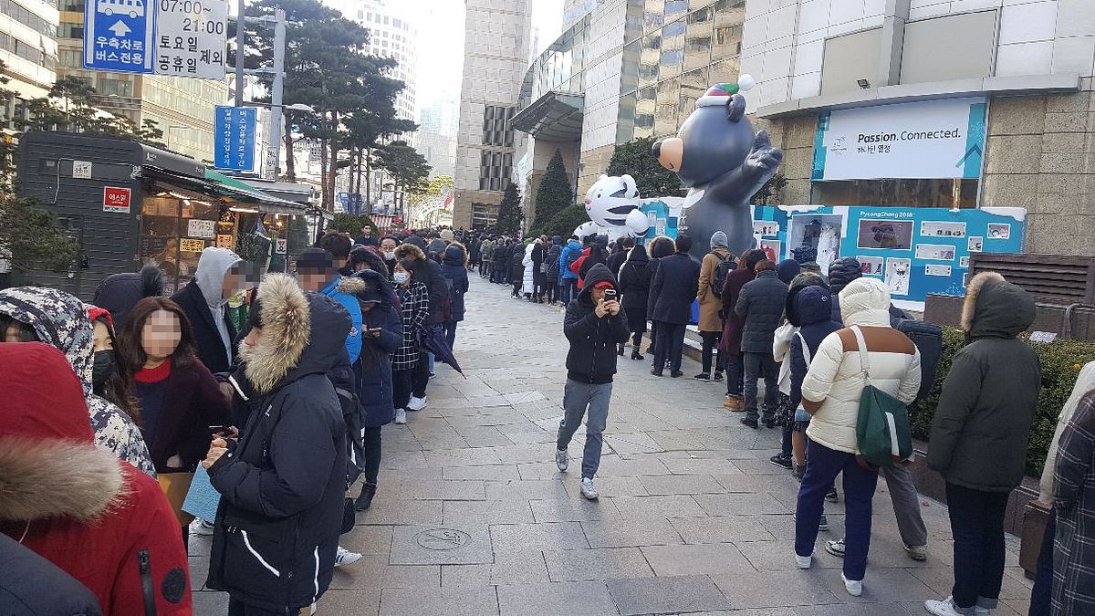 為了搶購平昌冬奧的羽絨衣,南韓民眾徹夜排隊。(取自平昌冬奧官網 www.pyeongchang2018.com) 為了搶購平昌冬奧的羽絨衣,南韓民眾徹夜排隊。(取自平昌冬奧官網 www.pyeongchang2018.com)