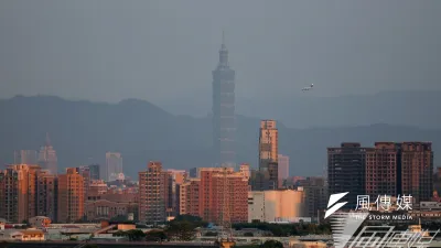 空氣品質糟,各縣市開始研擬空污因應計畫。圖為台北市的天空。(資料照,余志偉攝)