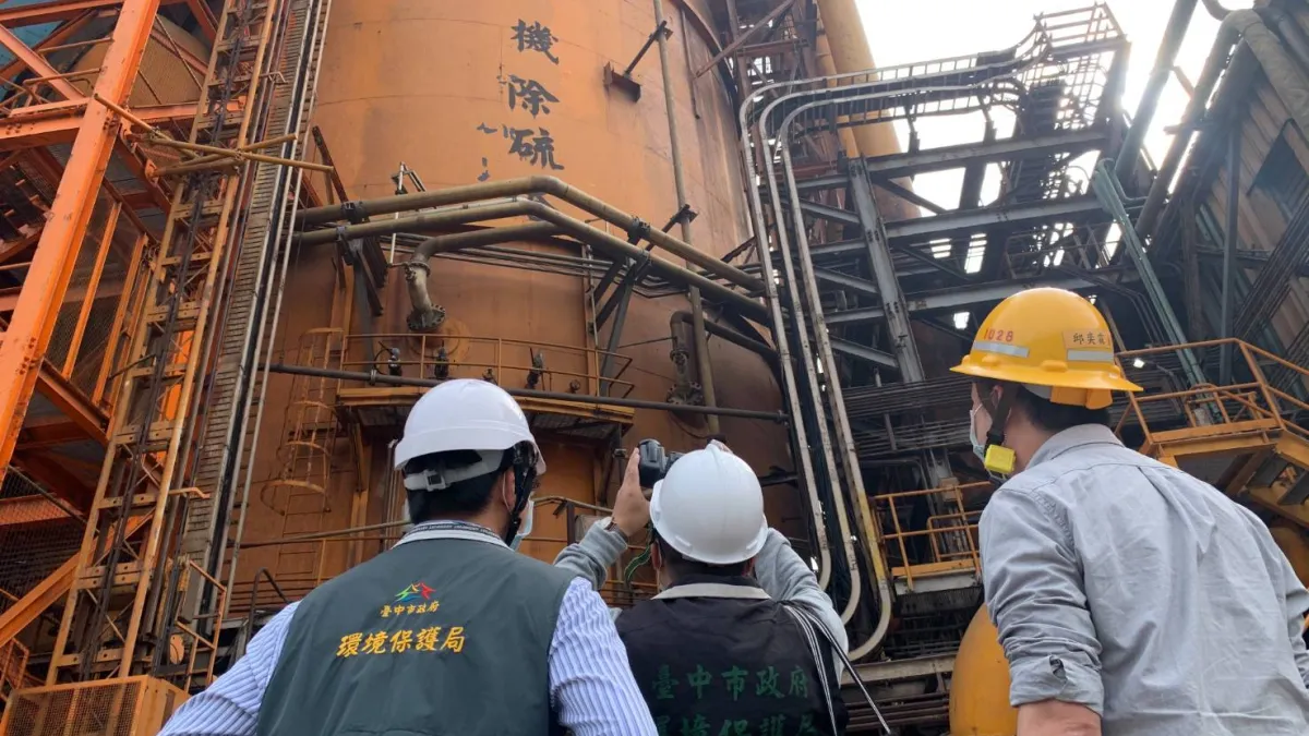 台中市府環保局針對中火排放派員駐廠稽查,督促大型污染源加強防制並落實降載減排,直至空品狀況改善為止。(圖/臺中市政府)