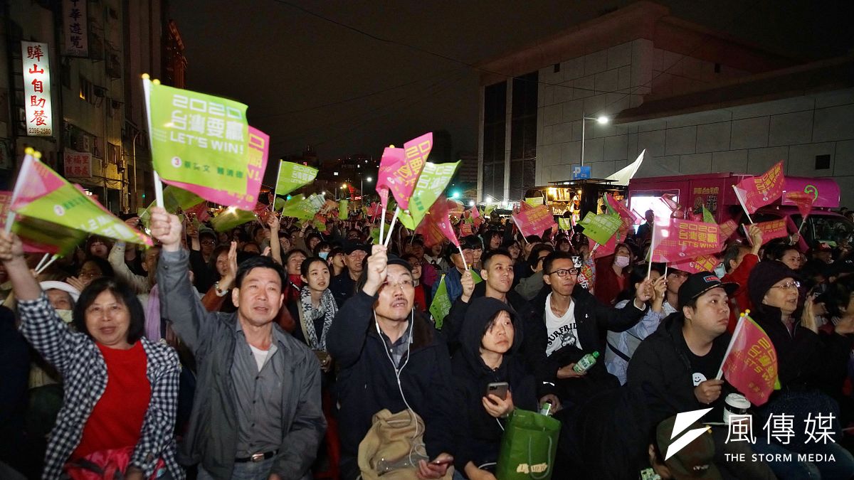 蔡英文競選總部開票現場,湧入許多民眾搖旗吶喊。(盧逸峰攝) 蔡英文競選總部開票現場,湧入許多民眾搖旗吶喊。(盧逸峰攝)