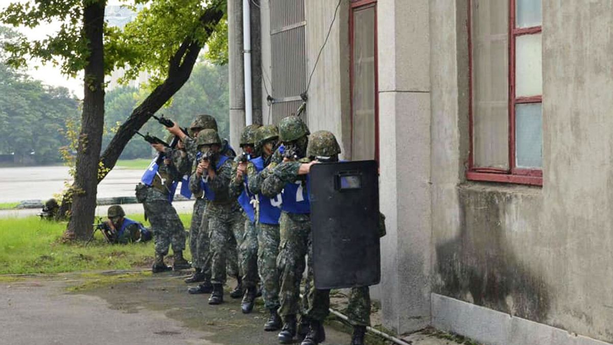 憲兵基訓部隊運用堅實營區實施城鎮戰演練情況。(取自憲兵指揮部臉書) 憲兵基訓部隊運用堅實營區實施城鎮戰演練情況。(取自憲兵指揮部臉書)
