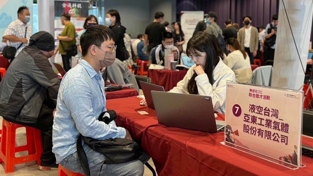新竹就業中心於5日在新竹市身心障礙者就業綜合大樓舉辦「2024徵才活動」。(圖/勞動力發展署桃竹苗分署提供) 新竹就業中心於5日在新竹市身心障礙者就業綜合大樓舉辦「2024徵才活動」。(圖/勞動力發展署桃竹苗分署提供)