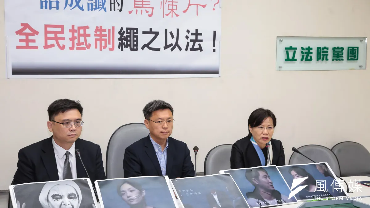 高雄戰情緊張,民進黨高雄市長參選人陳其邁陣營初步規劃,各立委將擔任「執行總幹事」,並由和陳菊關係最親近、當初屬意「接班」的劉世芳出任「總召集人」,圖為劉世芳(右至左)、趙天麟、賴瑞隆2日召開「一語成讖的驚悚片?全民抵至繩之以法!」記者會。(資料照片,顏麟宇攝)
