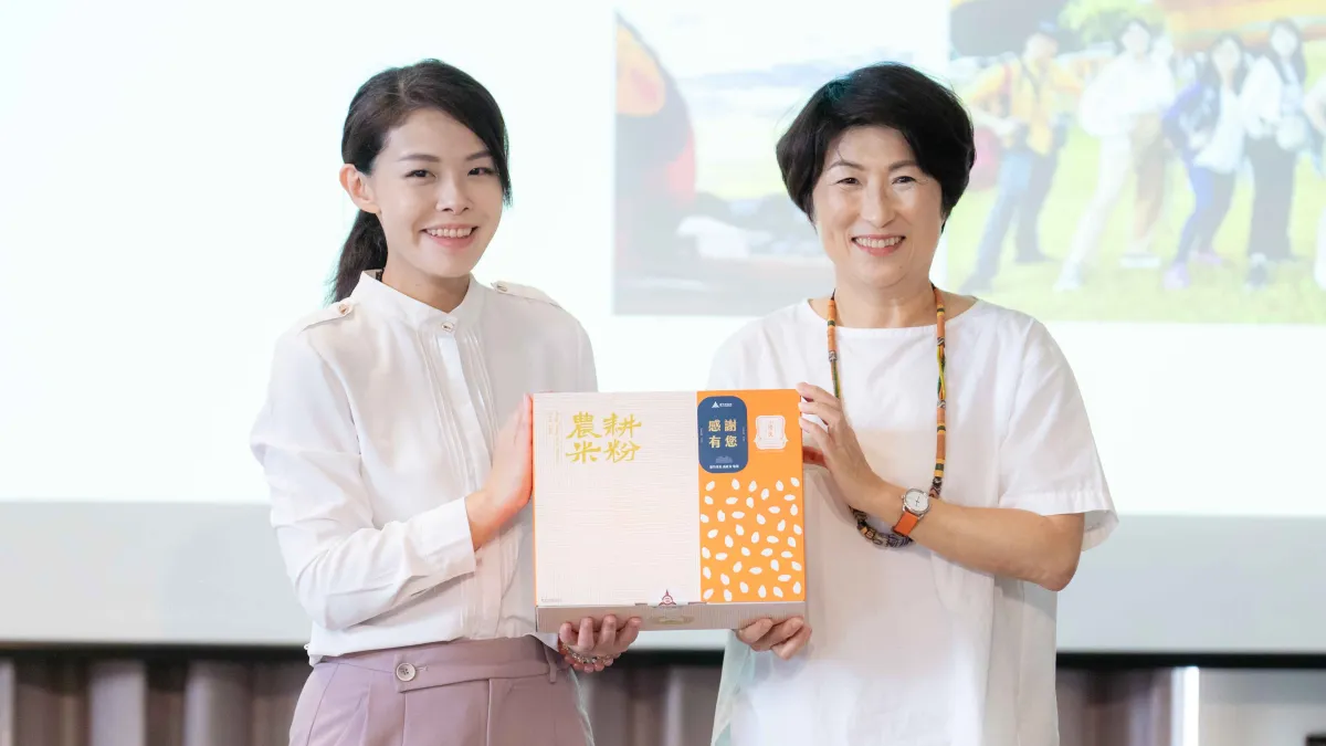 新竹市長高虹安(左)致贈竹市名產給台東縣長饒慶鈴。(圖/新竹市政府提供)