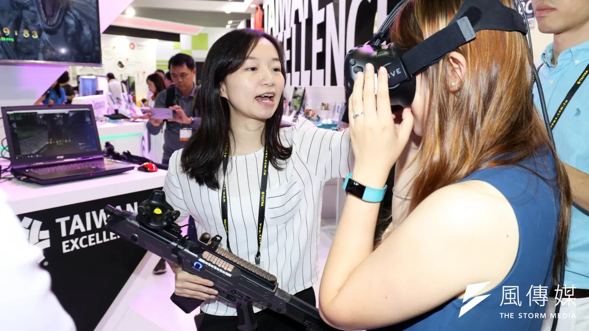 「2017年台北國際電腦展(COMPUTEX 2017)」上午登場,吸引許多民眾、廠商到場參觀。圖為廠商提供的VR虛擬實境系統,供來賓現場體驗。(蘇仲泓攝)