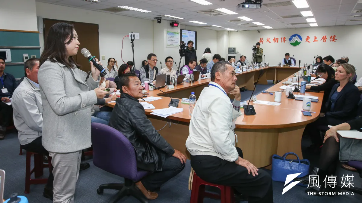 離岸風電在環保署接連召開環評會議,由環保署副署長詹順貴主持,彰化區漁會的漁民們上上抗議,彰化區漁會仔細聽簡報。(陳明仁攝)