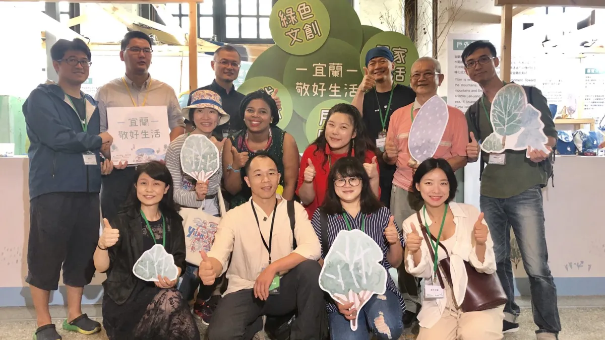 宜蘭縣以「敬好生活」為主題,於本次文博會展出在地自創品牌。文化局科長簡哲士(左後三)與文創業者合影。(圖/宜蘭縣政府提供)