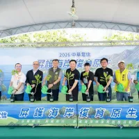 中華電信攜手農業部林業及自然保育署於屏東車城推動海岸林復育行動,透過種植原生樹種強化海岸生態韌性。(圖/中華電信提供) 中華電信攜手農業部林業及自然保育署於屏東車城推動海岸林復育行動,透過種植原生樹種強化海岸生態韌性。(圖/中華電信提供)