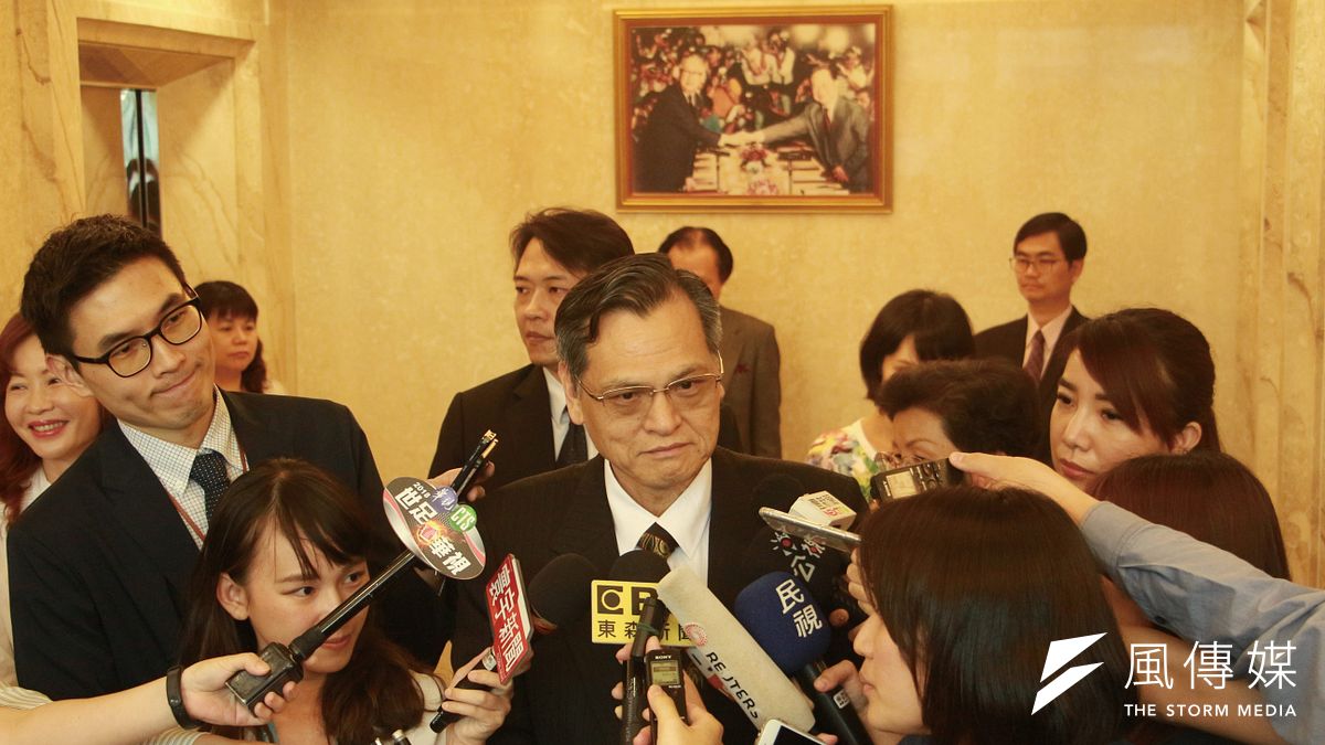 陸委會擬納管中國居住證 ,圖為陸委會主委陳明通至海基會視導,接受媒體聯訪。(陳韡誌攝) 陸委會擬納管中國居住證 ,圖為陸委會主委陳明通至海基會視導,接受媒體聯訪。(陳韡誌攝)