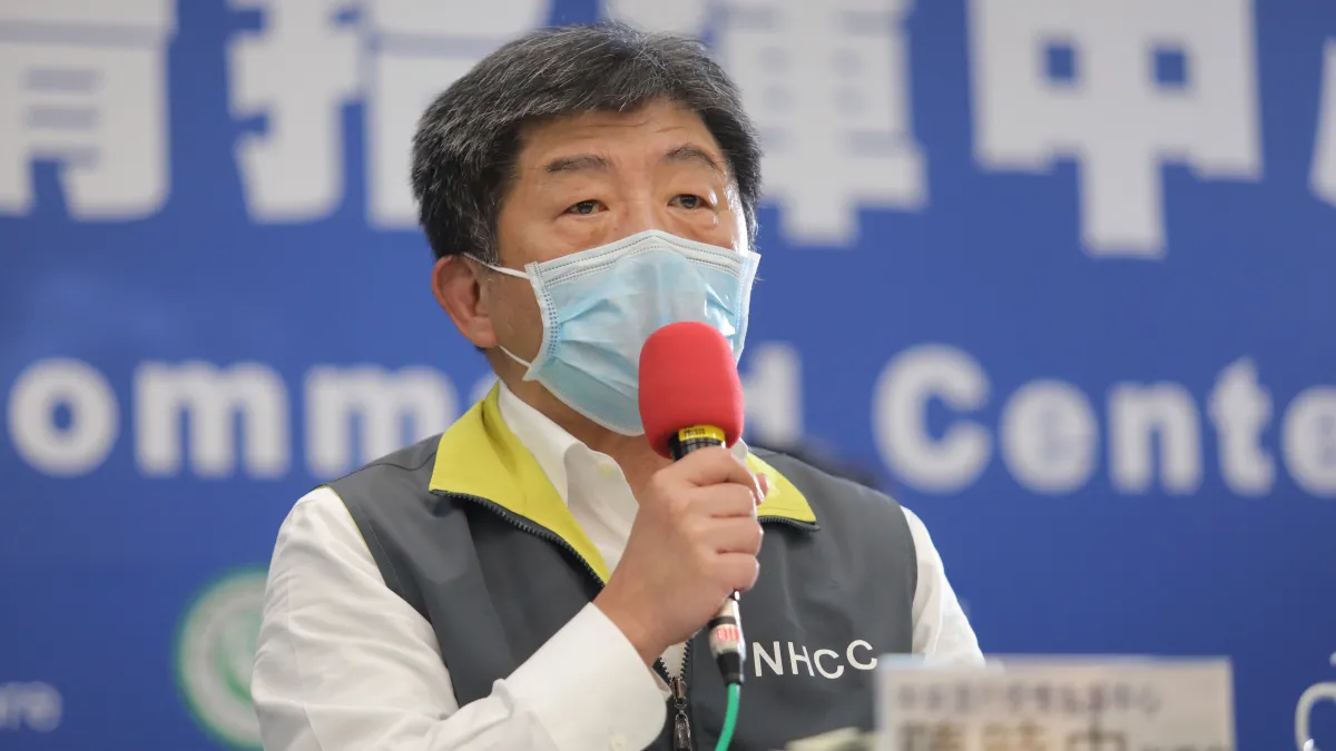 高雄市長韓國瑜日前警告,設籍在高雄的官兵若不配合疫調將進行開罰;不過中央流行疫情指揮中心指揮官陳時中(見圖)卻說,這些官兵並無法定義務要接受調查。對此,資深媒體人唐湘龍認為「防疫不應分藍綠」。(資料照,指揮中心提供)