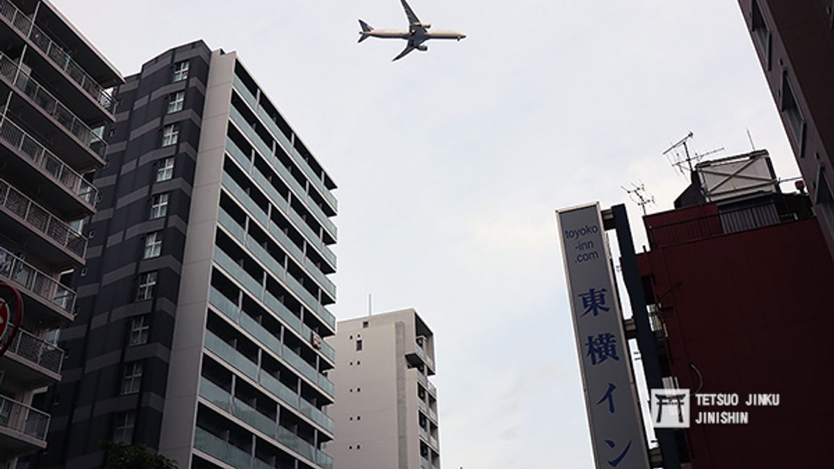 2月2日開始連續數天,東京都內的天空,出現了許多大型客機低空飛越的景象,讓不少東京人感到新奇。(圖/想想論壇) 2月2日開始連續數天,東京都內的天空,出現了許多大型客機低空飛越的景象,讓不少東京人感到新奇。(圖/想想論壇)