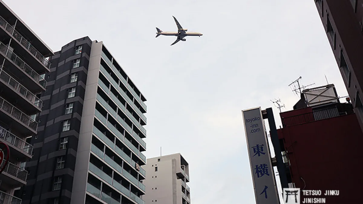 2月2日開始連續數天,東京都內的天空,出現了許多大型客機低空飛越的景象,讓不少東京人感到新奇。(圖/想想論壇)