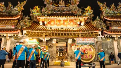 宗教有其社會教化之功,諸如「眾善奉行諸惡莫作」。(取自北港武德宮-財神開基祖廟臉書專頁)