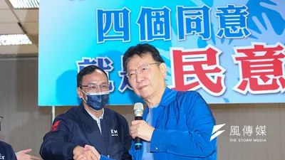 國民黨前黨務高層指出,《中廣》董事長趙少康(右)在罷昶投票前表態全力支持,可說狠將了國民黨主席朱立倫(左)一軍。(資料照,顏麟宇攝)