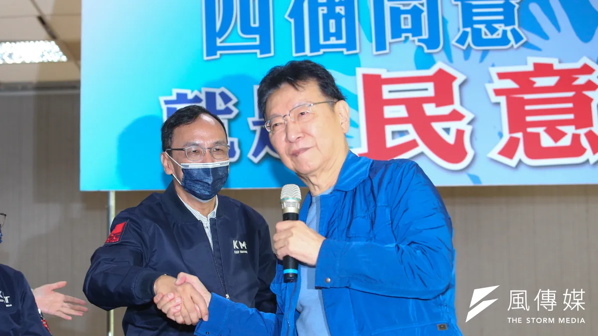 國民黨前黨務高層指出,《中廣》董事長趙少康(右)在罷昶投票前表態全力支持,可說狠將了國民黨主席朱立倫(左)一軍。(資料照,顏麟宇攝)