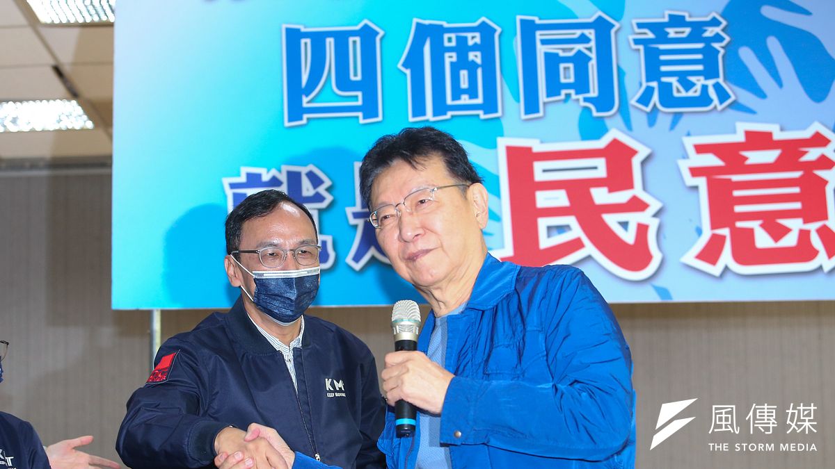 國民黨前黨務高層指出,《中廣》董事長趙少康(右)在罷昶投票前表態全力支持,可說狠將了國民黨主席朱立倫(左)一軍。(資料照,顏麟宇攝) 國民黨前黨務高層指出,《中廣》董事長趙少康(右)在罷昶投票前表態全力支持,可說狠將了國民黨主席朱立倫(左)一軍。(資料照,顏麟宇攝)