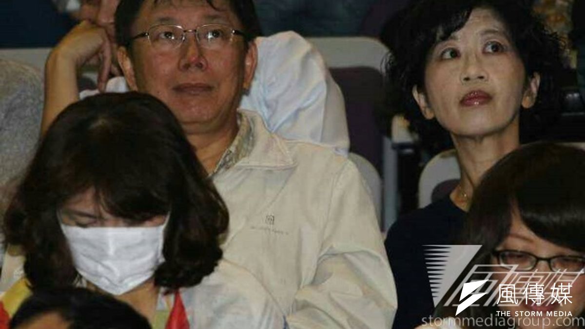 台北市長柯文哲與妻子陳佩琪27日晚間出席歌手李宗盛演唱會。(葉信菉攝) 台北市長柯文哲與妻子陳佩琪27日晚間出席歌手李宗盛演唱會。(葉信菉攝)