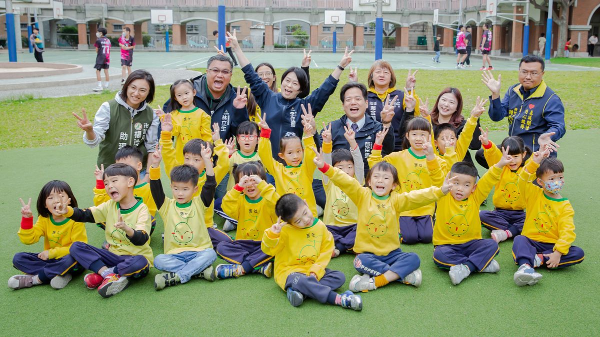 新竹市舊社國小全面改善「追風廣場」,代理市長邱臣遠28日宣布正式完工啟用。(圖/新竹市政府提供) 新竹市舊社國小全面改善「追風廣場」,代理市長邱臣遠28日宣布正式完工啟用。(圖/新竹市政府提供)