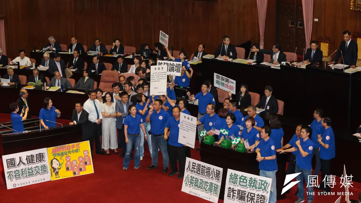 行政院長林全31日首次至立院施政報告,遭國民黨立委包圍。(顏麟宇攝)