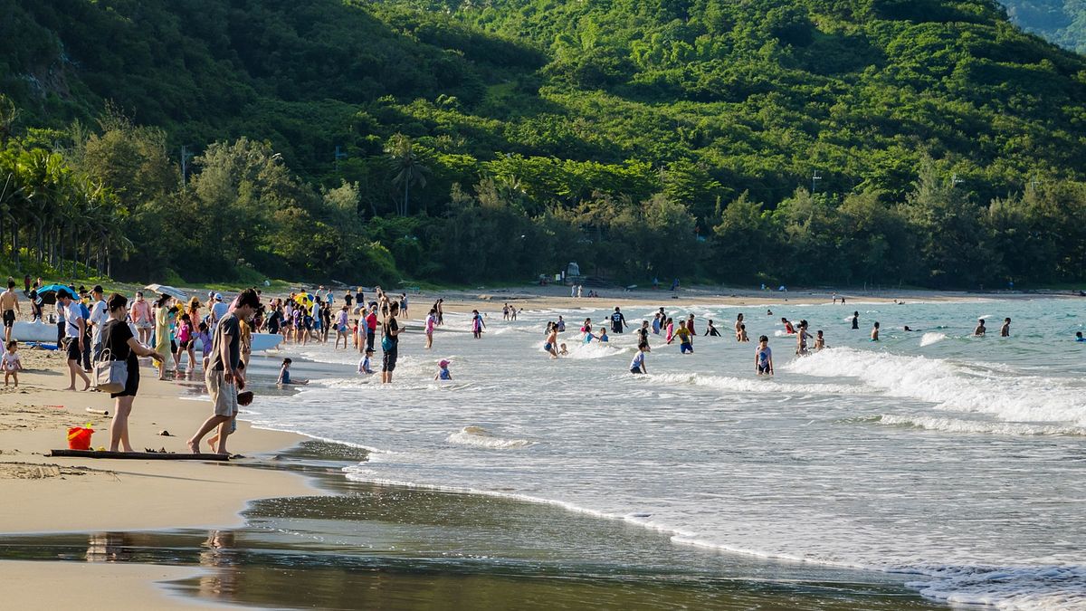 台東杉原灣夏季戲水季 4/1 啟動 專業救生員進駐、救生衣免費借