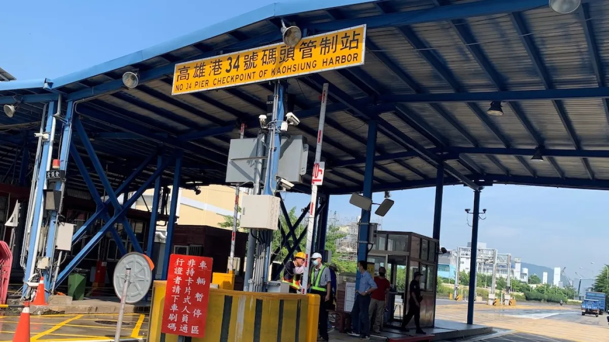 於管制站設置電子設備,並設立公告請無持卡片式電子感應證件者,應下車刷取條身分證條碼,以留下實名紀錄。(圖/臺灣港務公司提供)