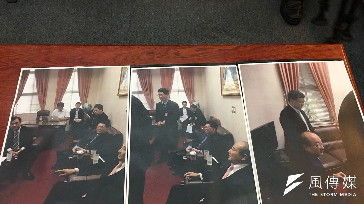 時代力量黨團4日召開記者會,批蘇嘉全、柯建銘、王金平等人密室協商,並出示照片,對此,柯建銘回應,他是在跟國民黨對於議事規則爭辯吵架,假如時力佔領主席台他就跟他們談,並說「我跟任何人談話都要找時力來嗎?」(陳耀宗攝) 時代力量黨團4日召開記者會,批蘇嘉全、柯建銘、王金平等人密室協商,並出示照片,對此,柯建銘回應,他是在跟國民黨對於議事規則爭辯吵架,假如時力佔領主席台他就跟他們談,並說「我跟任何人談話都要找時力來嗎?」(陳耀宗攝)