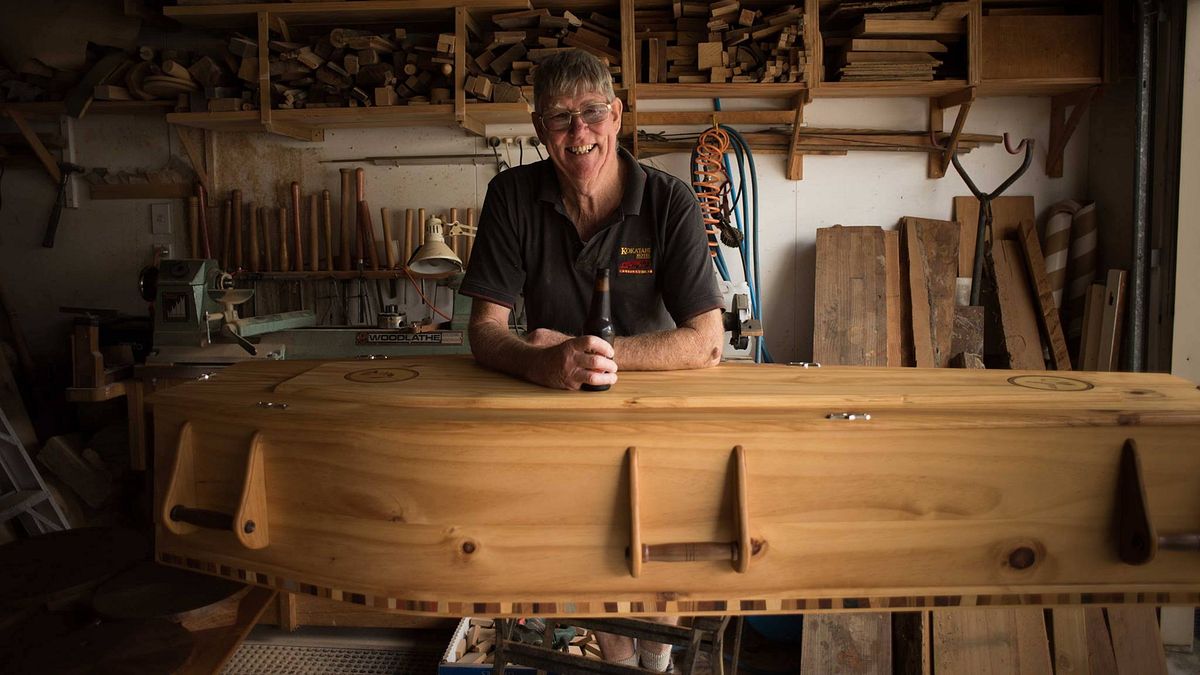 經營多年後,棺材俱樂部早已成為爺爺奶奶們的社交集會所(圖/棺材俱樂部) 經營多年後,棺材俱樂部早已成為爺爺奶奶們的社交集會所(圖/棺材俱樂部)