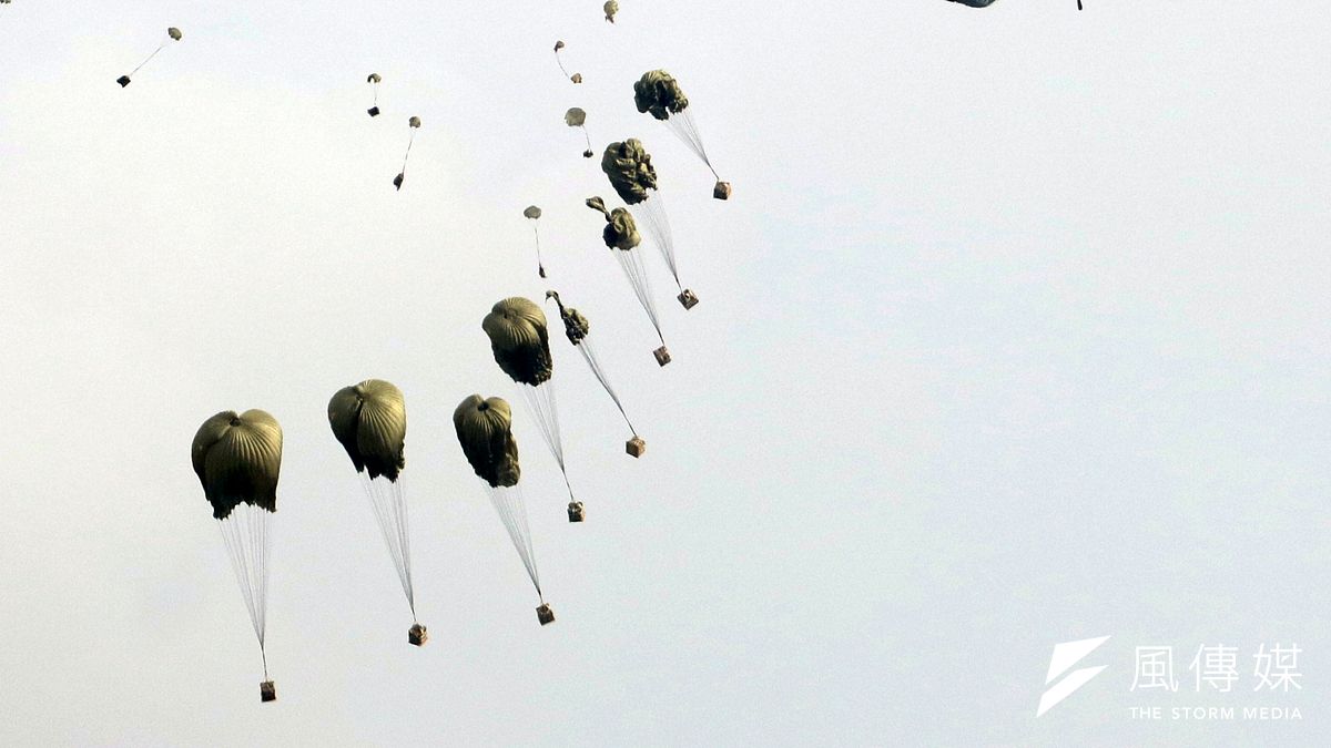 作者堅稱,美國這種碎片似的友台施惠簡直是在凌遲台灣,完全無助於對台灣終極目標的實現。圖為C-130運輸機空投物資。(資料照,蘇仲泓攝) 作者堅稱,美國這種碎片似的友台施惠簡直是在凌遲台灣,完全無助於對台灣終極目標的實現。圖為C-130運輸機空投物資。(資料照,蘇仲泓攝)